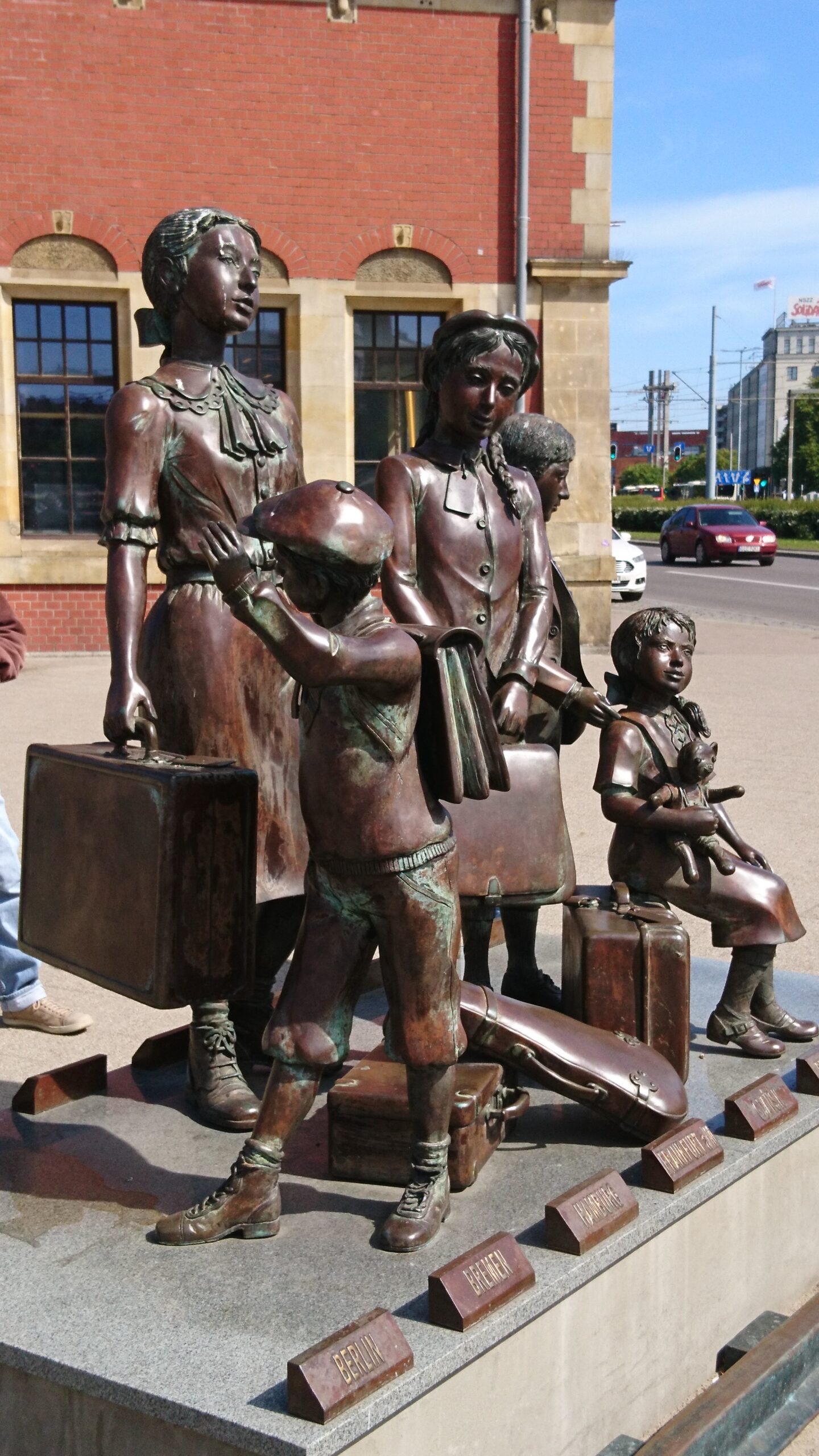 Denkmal zur Erinnerung an die Kindertransporte von Danzig / Gdansk nach London. Von Frank Meisler gestaltet. Foto Harro Jenss, Mai 2024 

